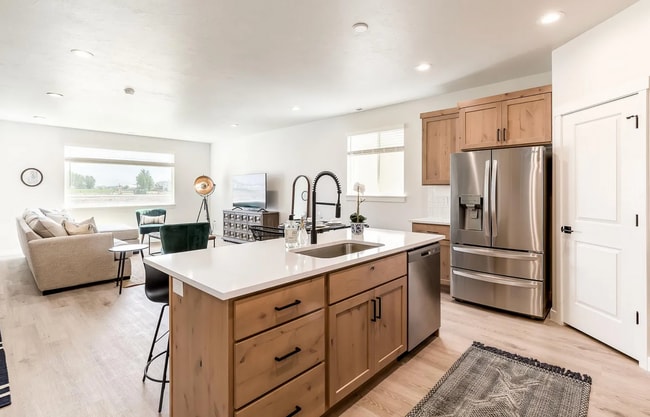 Building Photo - Fully Furnished 3 Bed/2.5 Bath in American...