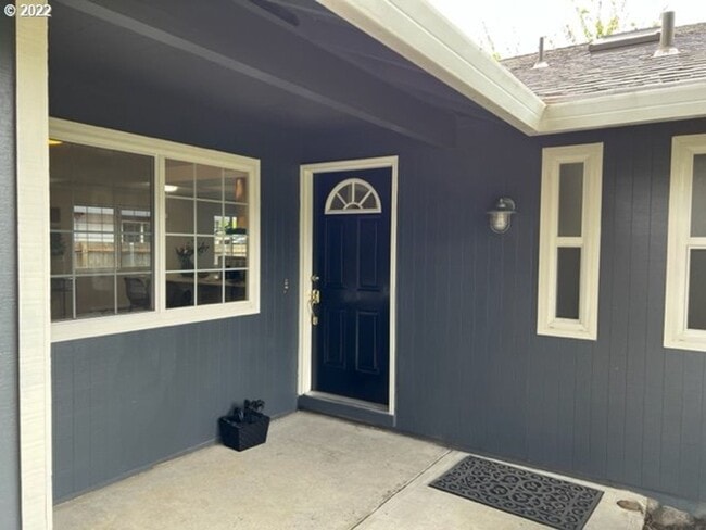 Building Photo - Comfortable 3BD/2BA Home with Vaulted Ceilings & Large Lawn