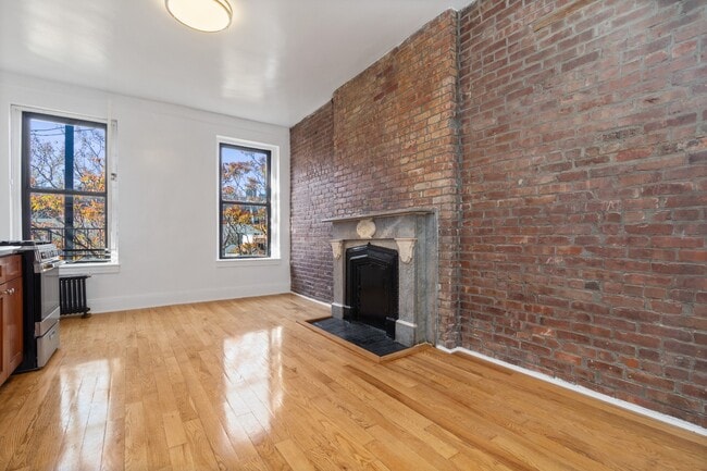 Building Photo - 300 W 10th St