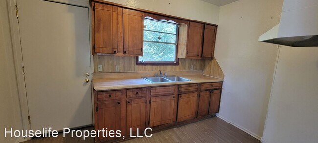Foto del edificio - 2 br, 1 bath House - 605 West 75th St.