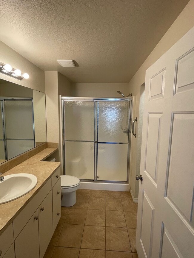 Building Photo - 3 bedroom 2 bathroom Condo