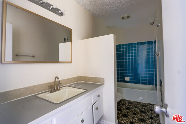 Building Photo - 11131 Rose Ave