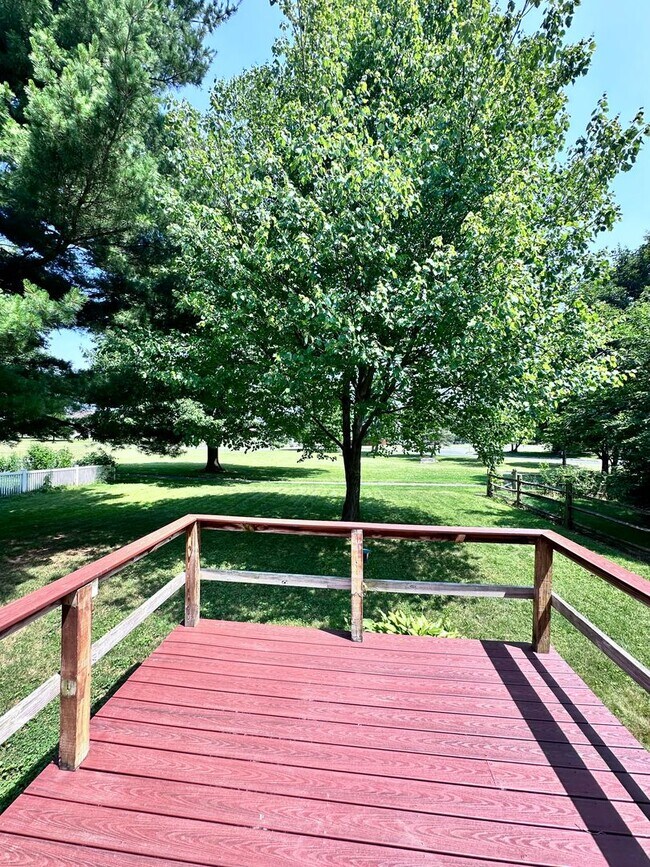 Building Photo - Charming 3 Bedroom Home in East Petersburg...