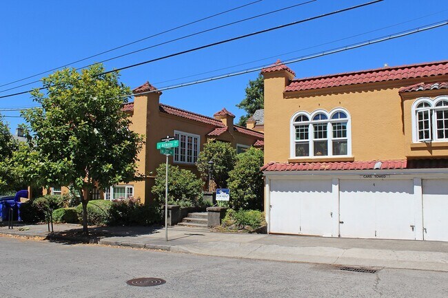 Building Photo - 3087 SE Ankeny St