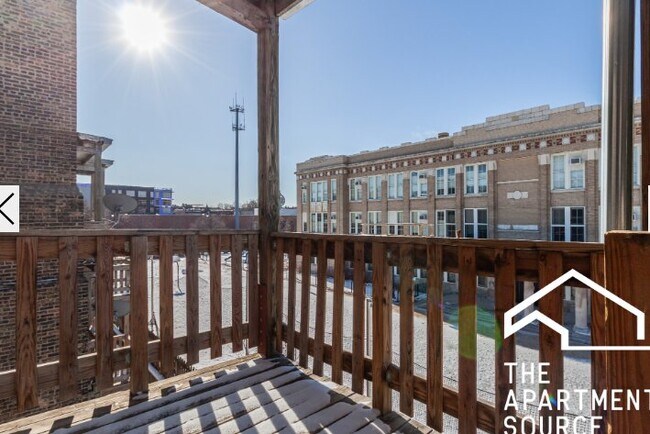 Foto del edificio - 827 W Waveland Ave