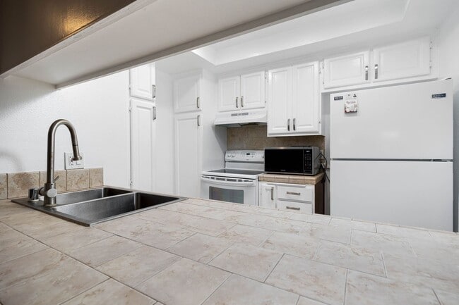 Building Photo - Great opportunity to rent this beautiful centrally located apartment in Chula Vista!