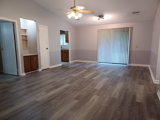 Building Photo - 616 Slade St