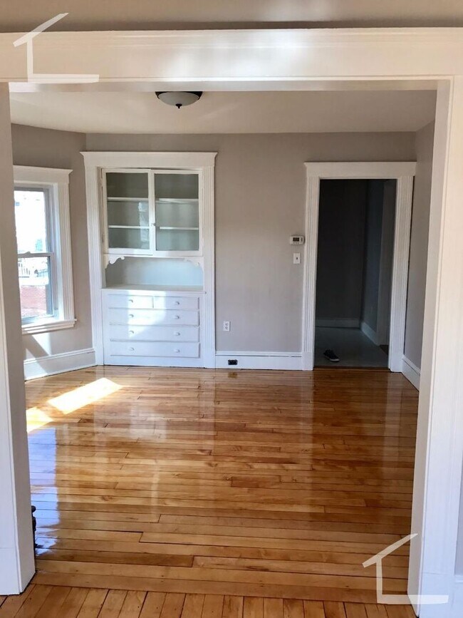 Building Photo - 4 Bedroom