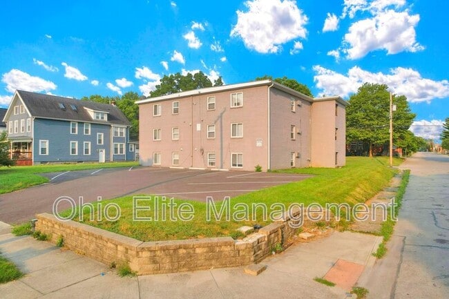 Building Photo - 1581 E Mound St