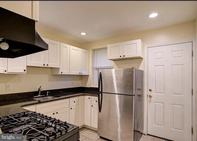 Foto del edificio - 2663 Belgrade St