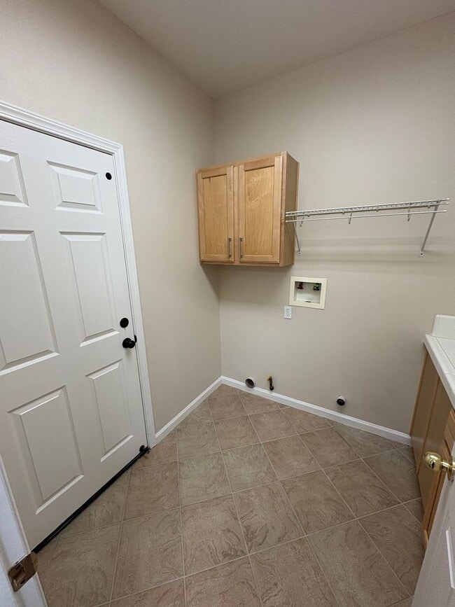 Building Photo - SW Visalia Home Available Now!