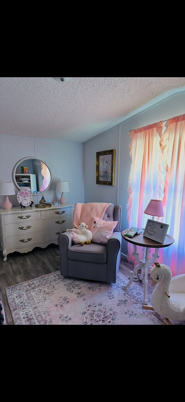 Foto del edificio - 204 Meadow Lark Dr