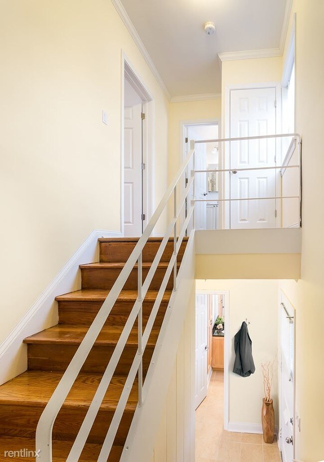 Foto del edificio - 1 br, 1.5 bath House - 2 Sherman Rd South ...