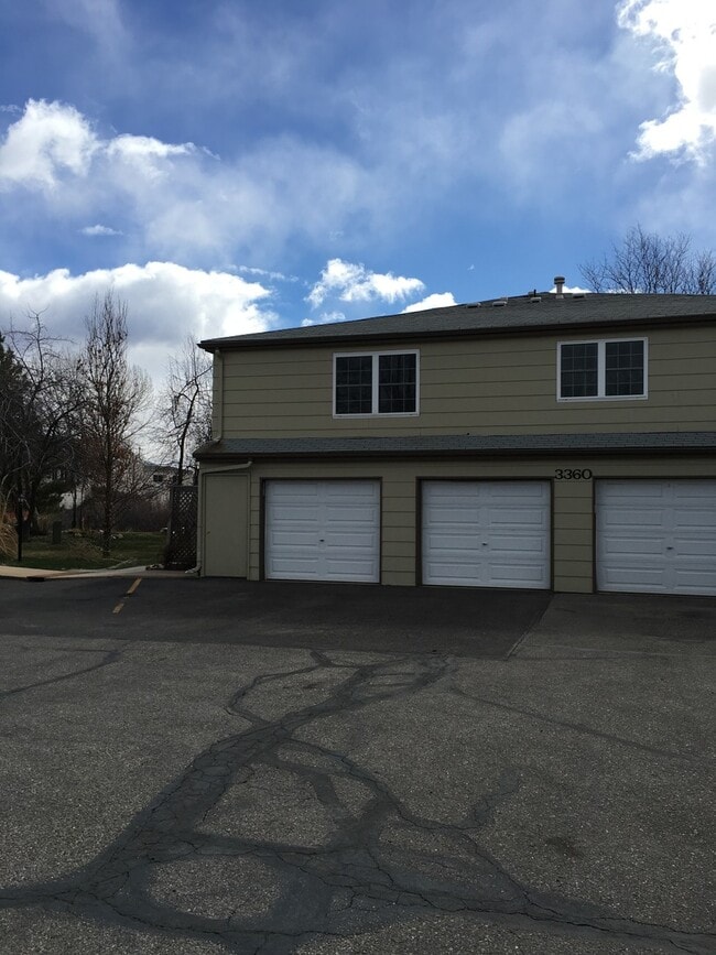 Lovely 2 bed 1 Bath Townhome in park-like setting in Boulder. - Available July 6th! - Lovely 2 bed 1 Bath Townhome in park-like setting in Boulder. - Available July 6th!