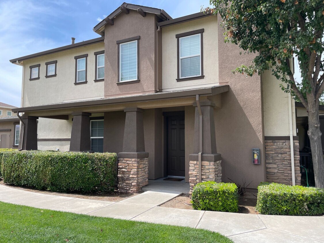 Primary Photo - Gorgeous 2 Story Condo located in Sequoia ...