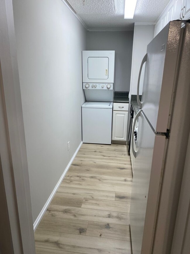 Building Photo - A Renovated 1 Bed 1 Bath in - Prairiewood Condominiums