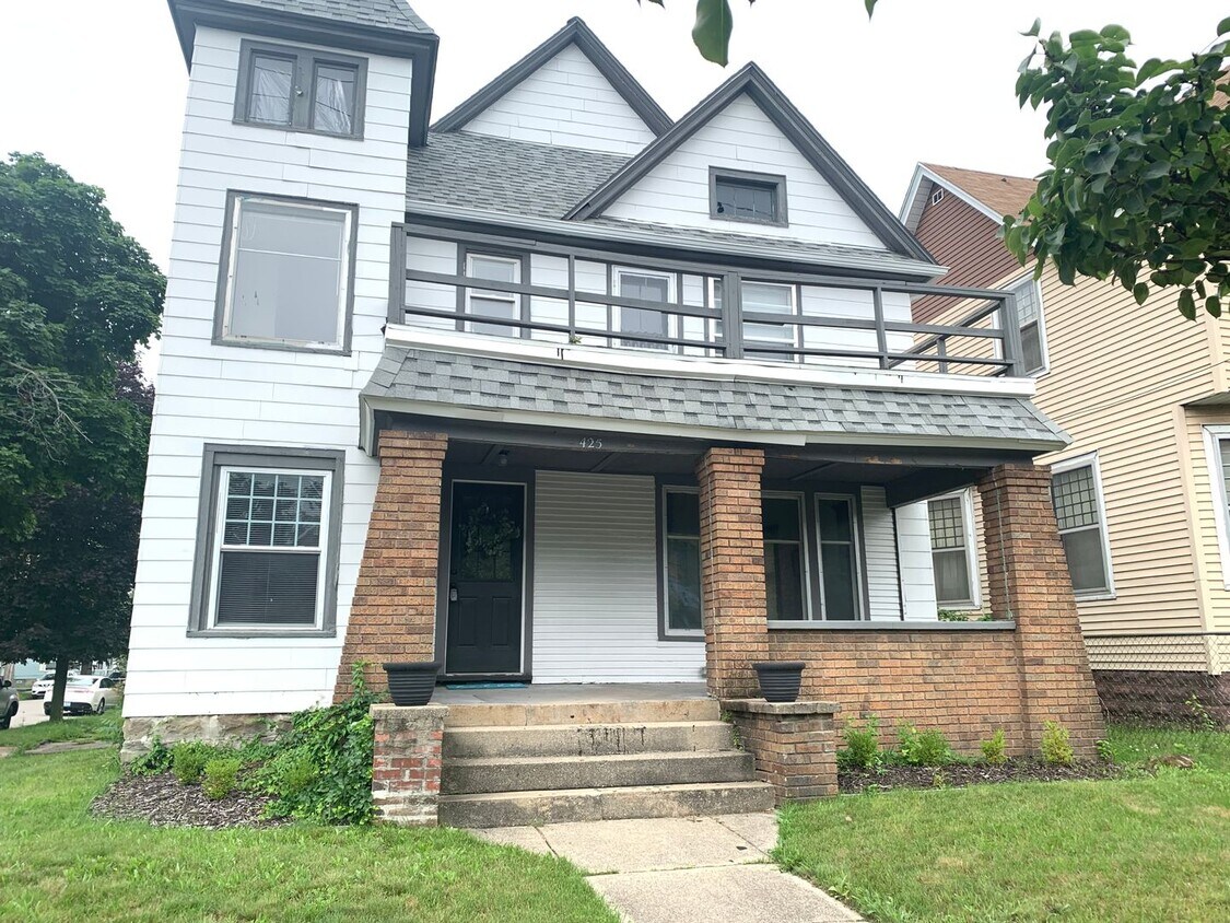 Foto principal - Large 4 Bedroom home!