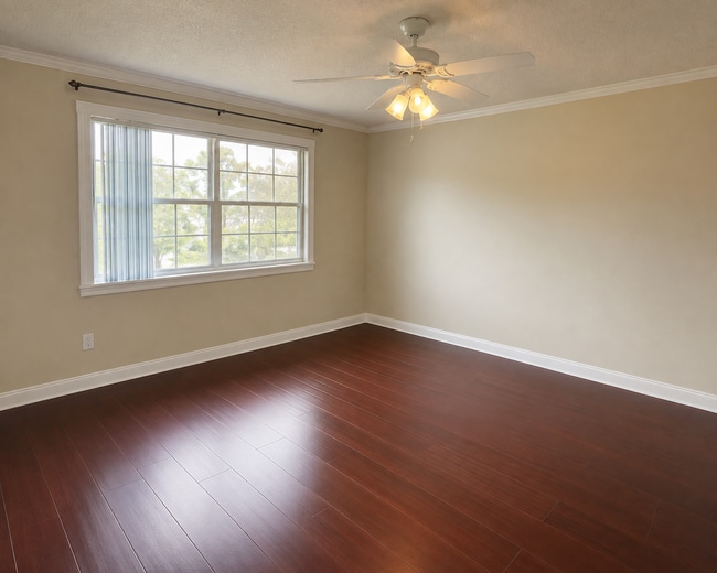 Building Photo - 1100 Crestwood Ct S