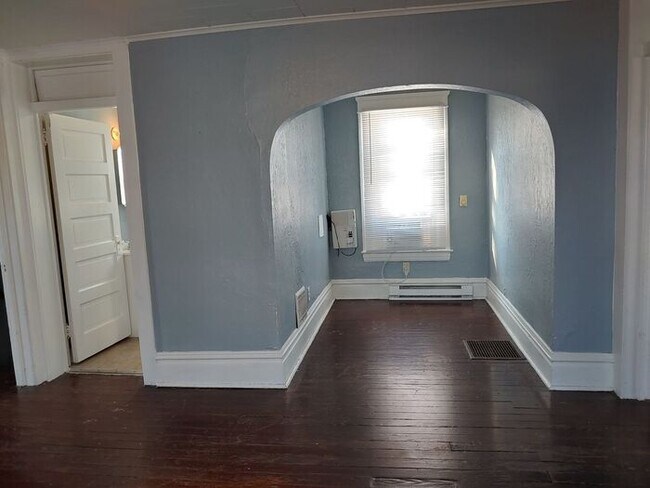 Building Photo - Charming Broadway Apartment!