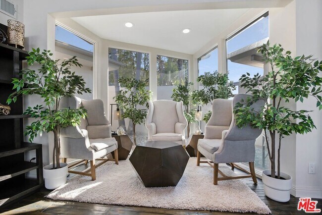 Foto del edificio - 3212 Wrightwood Dr