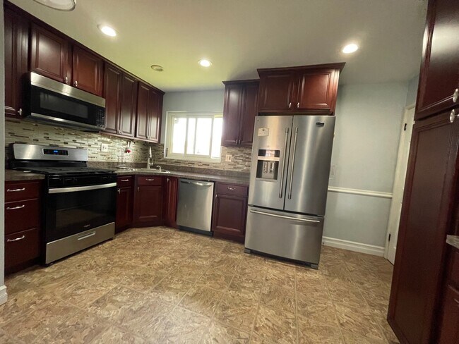 Building Photo - 9818 Las Vegas Dr