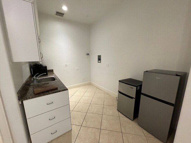 Foto del edificio - ANNUAL RENTAL - EFFICIENCY APT-STUDIO WITH FULL BATH