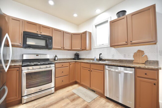 Foto del edificio - Charming 3 Bedroom, 2.5 Bathroom Home Fully Furnished in Benton Harbor Close to Lake Michigan and...