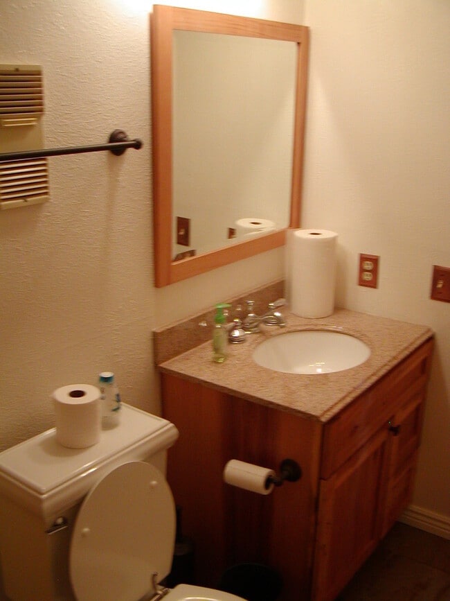 Building Photo - Quaint 1 Bedroom/1 Bath Unit in Wildernest...