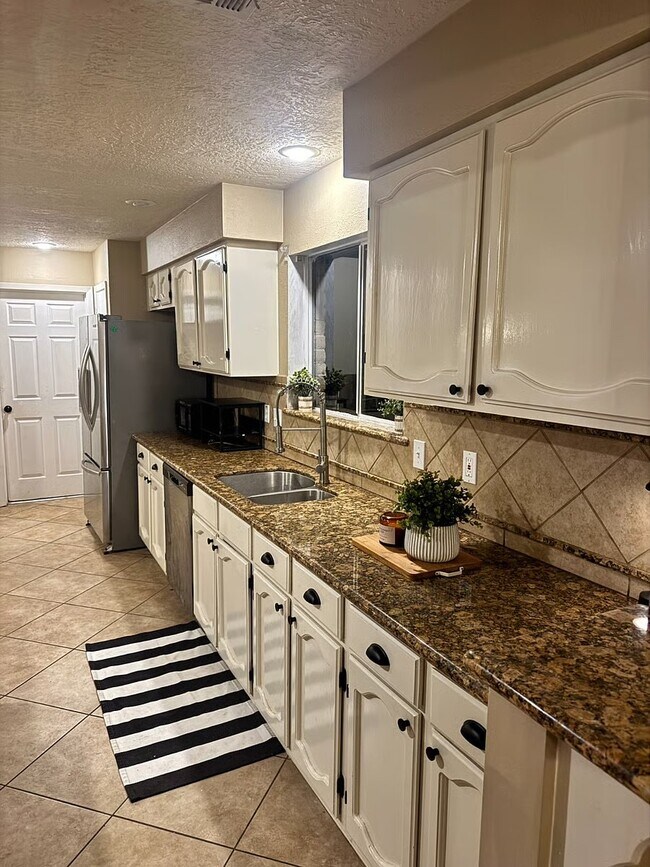 Foto del edificio - 2406 Strait Ln