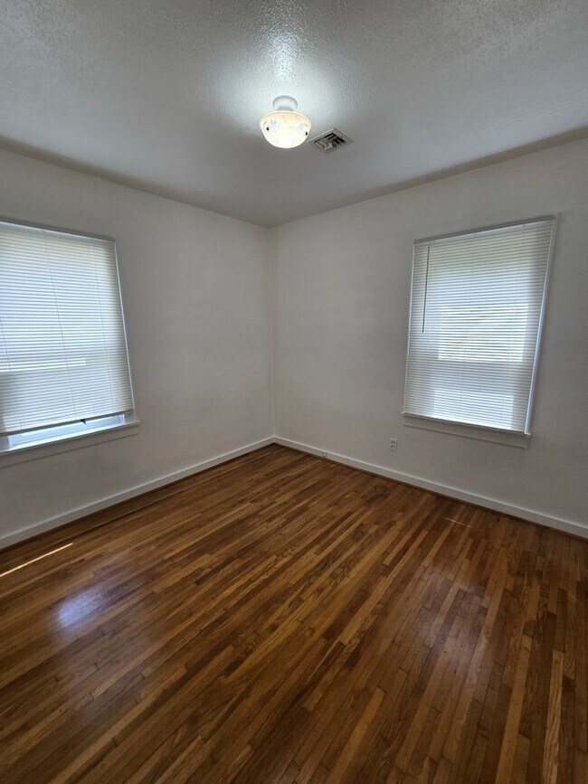 Foto del edificio - Pet Friendly 2 Bed House with a Fenced Yard