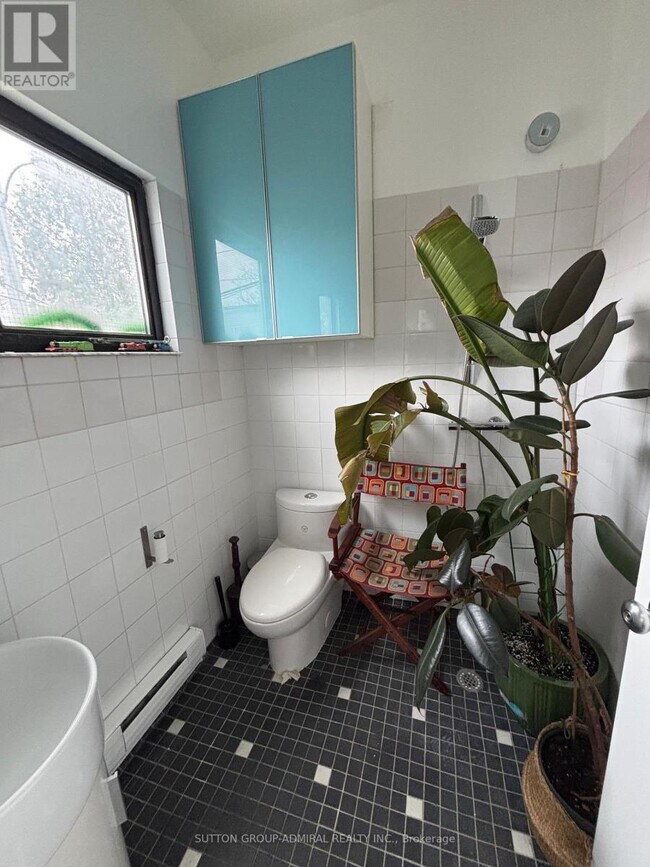 Photo du bâtiment - 1024 Queen St W