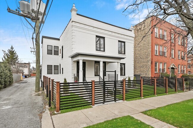 Foto del edificio - 4010 W Warwick Ave