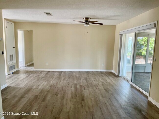 Building Photo - 1708 Fenway Cir