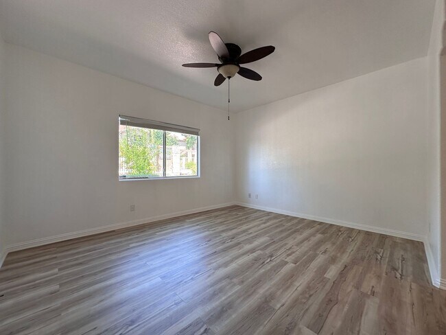 Foto del edificio - First Floor Condo with 2 Beds, 2 Baths, an...