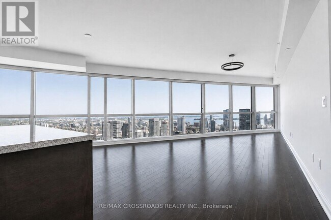 Building Photo - 388 Yonge St
