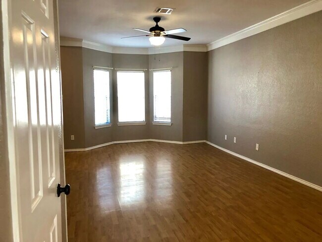 Foto del edificio - Spacious 2 Bed, 2.5 Bath Condo on Speight Ave with Private Porch & Community Pool