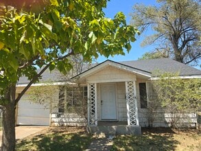 Building Photo - 4222 SW 11th Ave