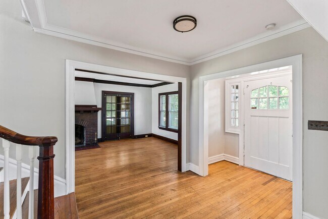 Building Photo - Charming 3-Bed Home Near UMKC with Hardwoo...