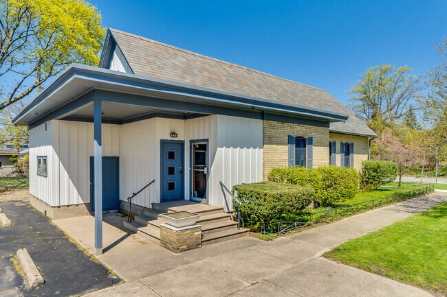 Puertas azules de entrada a las escaleras del apartamento - 1032 E Wayne St