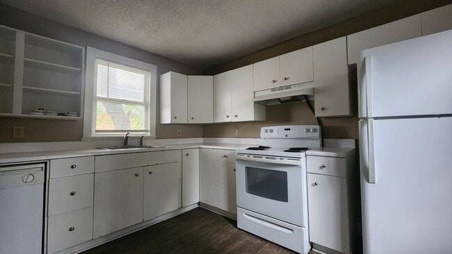 Building Photo - Nicely Renovated House for Lease