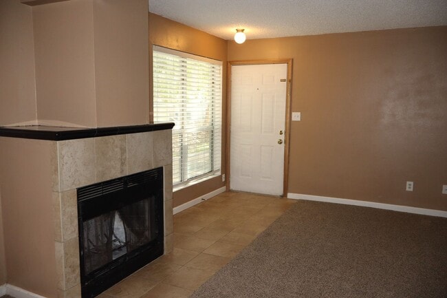 Building Photo - Charming Ground-Level Apartment in the Heart of Fort Collins