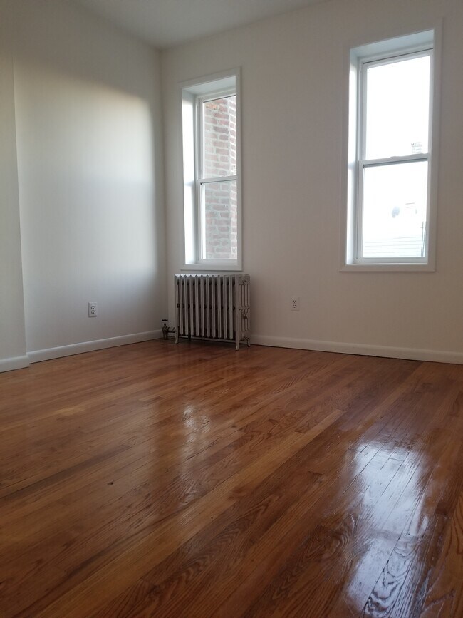bedroom - 4202 Broadway