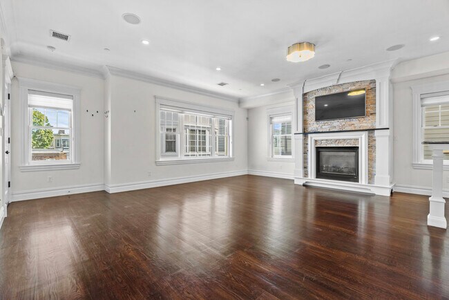 Building Photo - 161 Tudor St