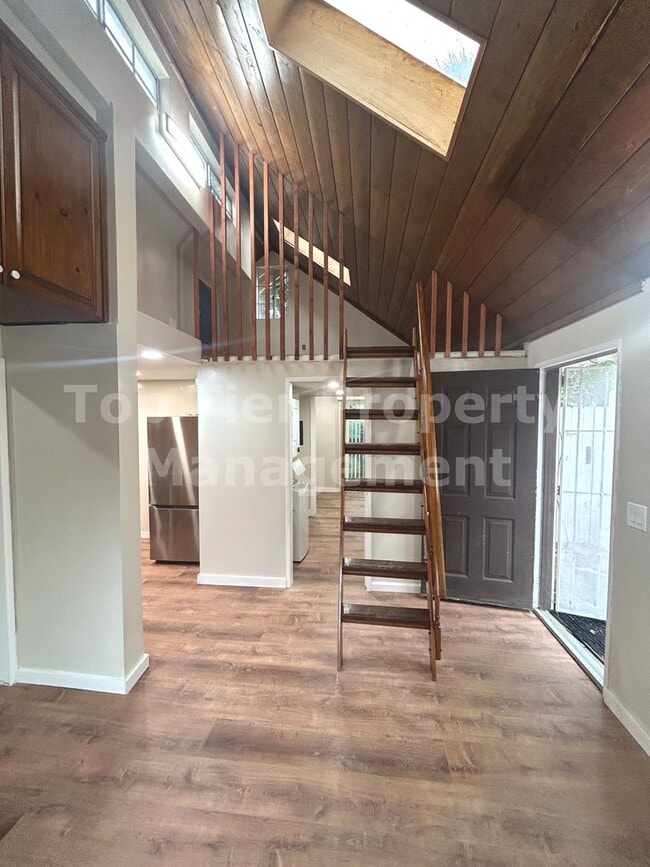 Building Photo - ****Oceanside Beach Bungalow - 1 bed, 1 bath - Available NOW***