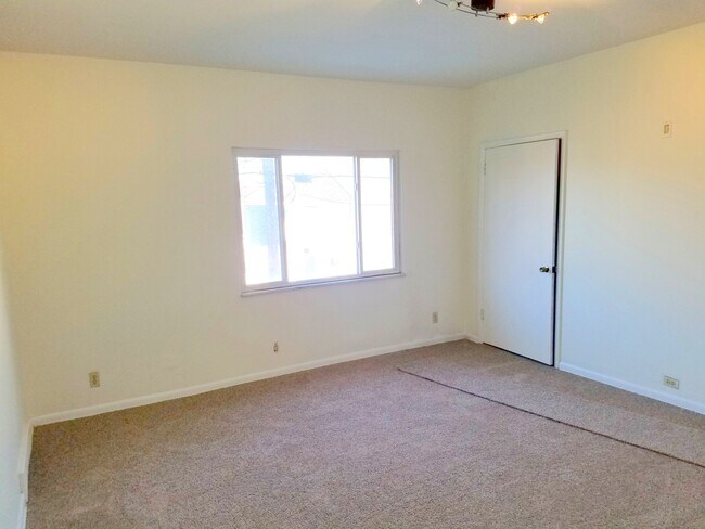 Building Photo - 3 Bedroom in Southside Slopes/ Available J...
