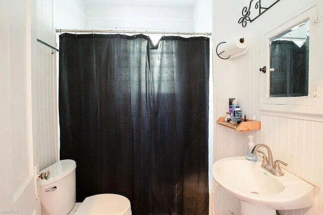 Building Photo - "Charming 2-Bed Oasis in San Marcos - Cozy 825 Sq Ft Home on Lindsey St!"