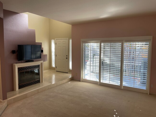 Foto del edificio - Stunning Almaden Valley Executive Townhome