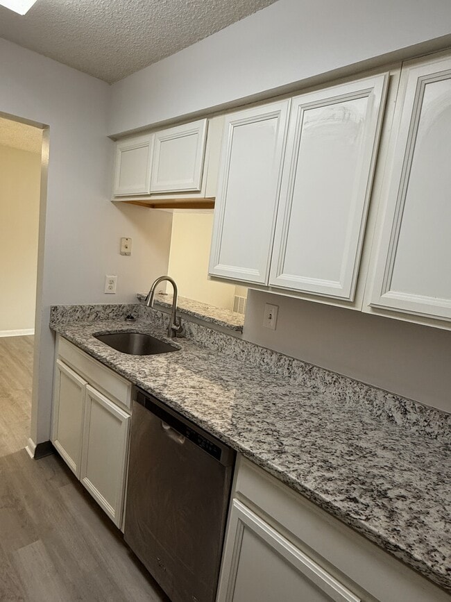 Building Photo - 2005 Ravens Crest Dr