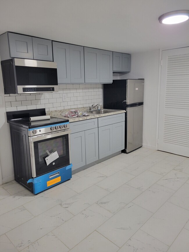 Foto del edificio - 933 E 82nd St