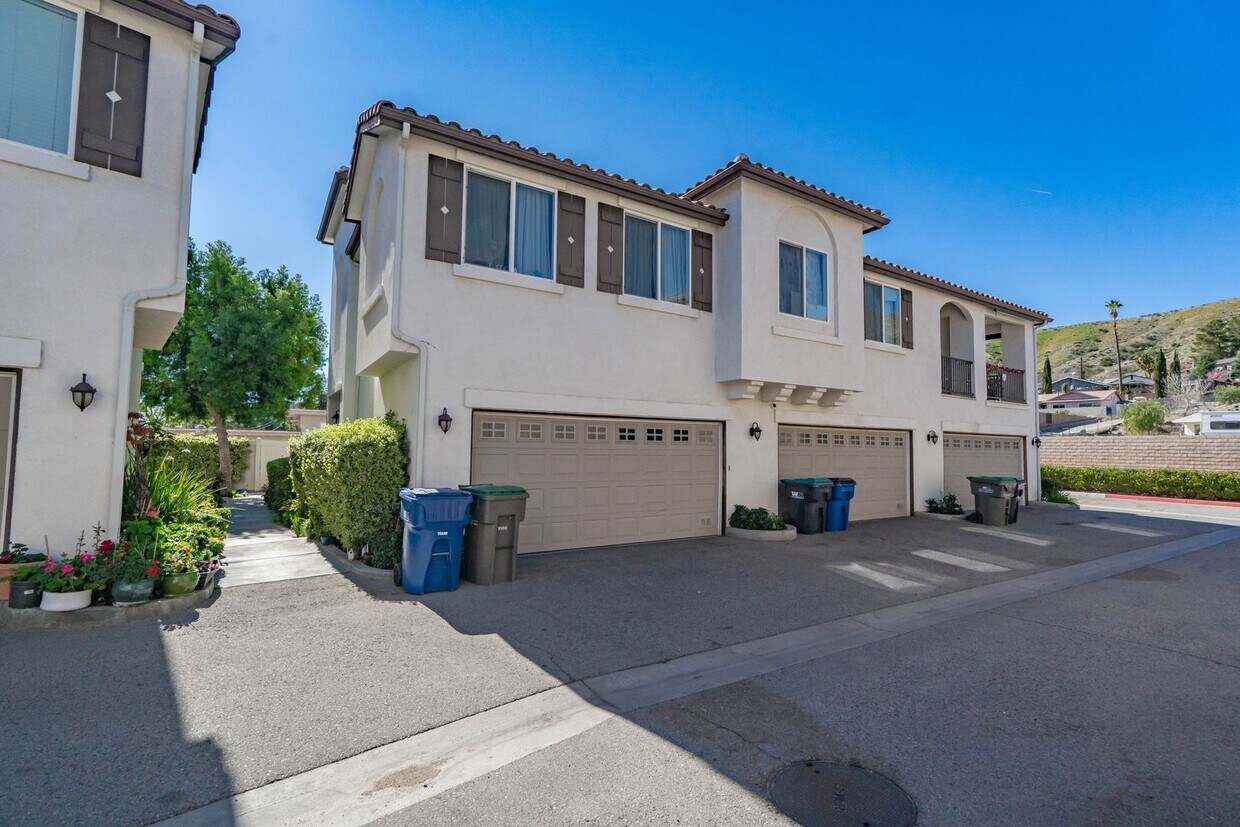 Primary Photo - 2 Bedroom Condo for Rent in Canyon Country!
